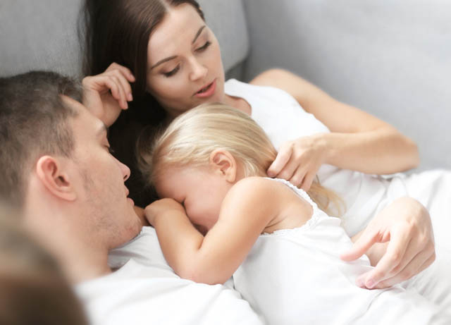 Ребенок спит с родителями: почему и как отучить его?